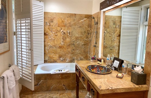 South Capitol Bed & Breakfast | BOUTIQUE HOTEL - PRIVATE King deluxe Suite 1/2 mi. from Santa Fe Plaza