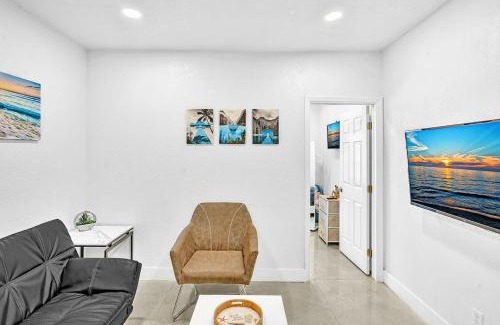 Hallandale Beach House | Boutique One Bdrm Close To Aventura Mall & Beach