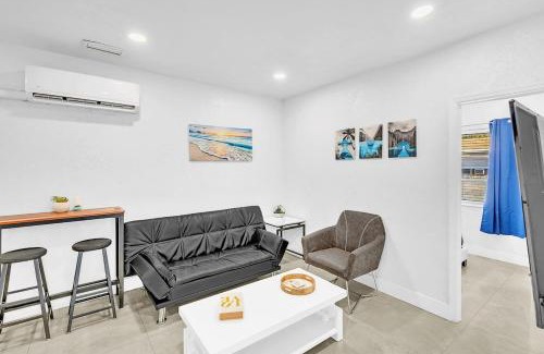 Hallandale Beach House | Boutique One Bdrm Close To Aventura Mall & Beach