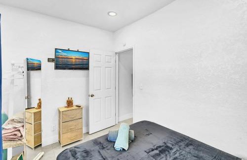 Hallandale Beach House | Boutique One Bdrm Close To Aventura Mall & Beach