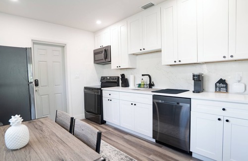 Santa Barbara Estates Apartment | Boutique Retreat Tastefully Renovated Centrally Located