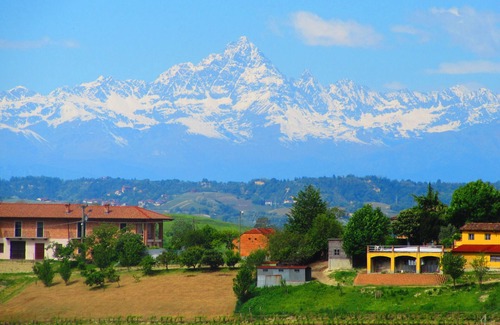 Govone Apartment | Boutique Studio Apartment in Roero Wine Area of Piedmont, near Asti and Alba.