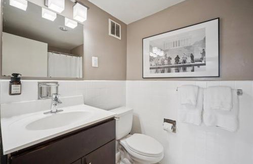 Crystal City Apartment | Boutique Suite-Sleeps 7-Free Parking-Balcony Views
