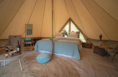 Vorden Other | Boutique tent 'Pruum' op een unieke plek in het groen met luxe bed