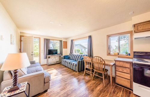 Lincoln City Apartment | BOUTIQUE, VINTAGE 1 BEDROOM OCEAN FRONT SUITE W/FULL KITCHEN, OCEAN & BEACH VIEW