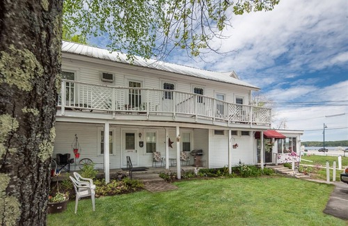 Naples Cottage | Bove Cottage 2-limit 6 2 Bedroom Cottage by RedAwning