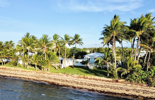 Bowen House | Bowen Beach House Absolute beachfront family holiday home
