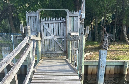 Steinhatchee House | Bowlegs Last Resort- private dock 2 slips