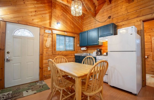 Bear Creek Cabin | Box Canyon Cabin Bear's Den Cabin - 2 bed, WI-FI