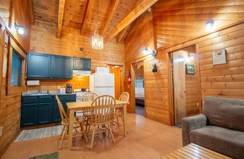 Bear Creek Cabin | Box Canyon Cabin Bear's Den Cabin - 2 bed, WI-FI