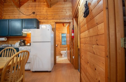 Bear Creek Cabin | Box Canyon Cabin Bear's Den Cabin - 2 bed, WI-FI