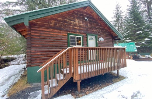 Bear Creek Cabin | Box Canyon Cabin "Fisherman's Cabin" - 3 bed, WIFI