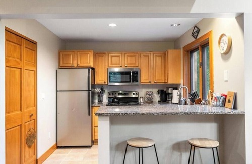Boyne Falls Condo | Boyne Disciples Luxury Cabin. Prime location - Short walk to lifts. Sleeps 16