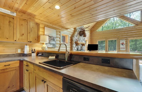 Boyne City Cabin | Boyne Mountain Cabin 4 Bedrooms garage and hot tub clean and cozy