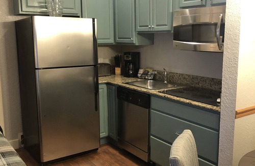 Boyne Falls Villa | Boyne Mtn 1BR Prime Location, laundry, fireplace, kitchen, sleeps 4
