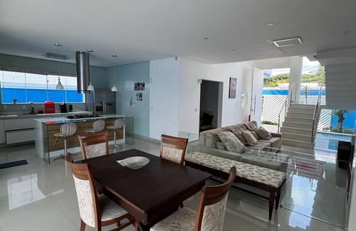 Balneario Praia do Pernambuco House | Spacious Residence with Pool in Praia do Mar Casado/Pernambuco Guarujá
