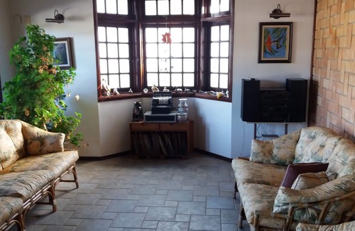 Parque Velho Hotel Cottage | House in verdant paradise with golden lake, gated community