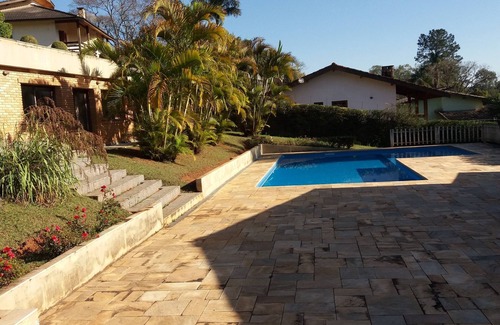 Parque Velho Hotel Cottage | House in verdant paradise with golden lake, gated community