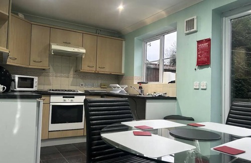 Oldbury House | Brades Rise Retreat - Cozy 3 Bedroom House