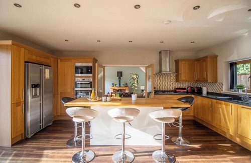 Fenay Bridge Cottage | BRADLEY MANOR, family friendly, with hot tub in Huddersfield