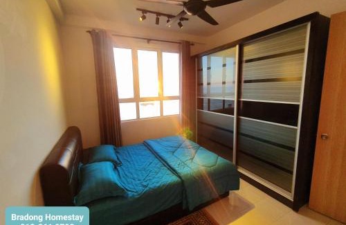 Kampung Tanjung Kapur House | BRADONG HOMESTAY - MUSLlM ONLY, 3 Queen Bedrooms, Seaview, Infinity Pool, Gym, near Drawbridge & KTCC Mall