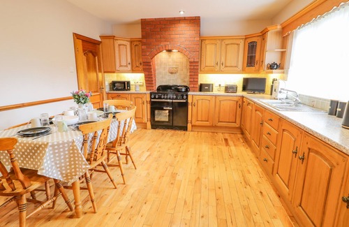 Ballymena Cottage | BRAESIDE FARM HOUSE, pet friendly, with hot tub in Cloughmills