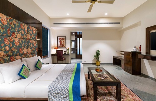 Lake Swaroop Sagar Hotel | Brahma Niwas - Best Lake View Hotel in Udaipur