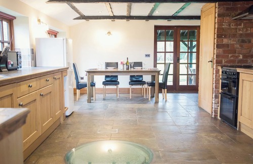 Little Malvern Cottage | BRAMBLES COTTAGE, pet friendly, character holiday cottage in Malvern