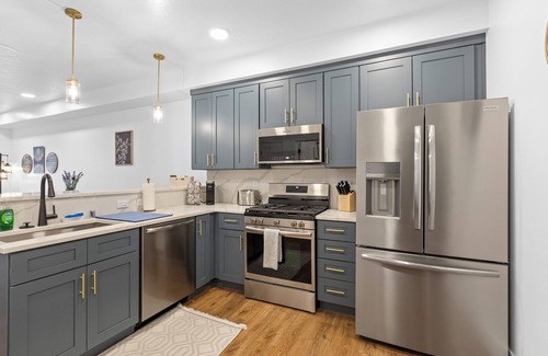 Juneau Condo | Brand New! 2 Bed condo with AC, 5 mins Juneau Airport