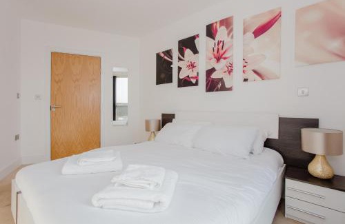 Coldharbour Apartment | Brand New 2 Bedroom 2 Bath Flat at Brixton Station and O2 for Max 7 Guests