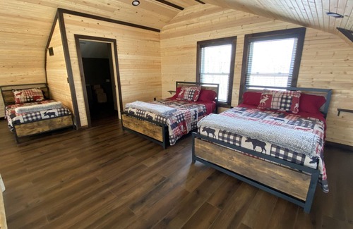 Rockbridge Cabin | BRAND NEW 2023 - SECLUDED CABIN ON TOP OF A 60FT ROCK WALL