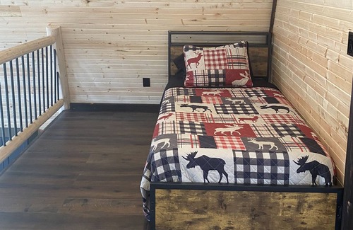 Rockbridge Cabin | BRAND NEW 2023 - SECLUDED CABIN ON TOP OF A 60FT ROCK WALL