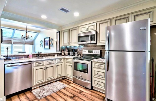 Sandestin Villa | BRAND NEW 2024 6 passenger GOLF CART! Lake views! 3 Minutes to BEACH! NEW FLOORS