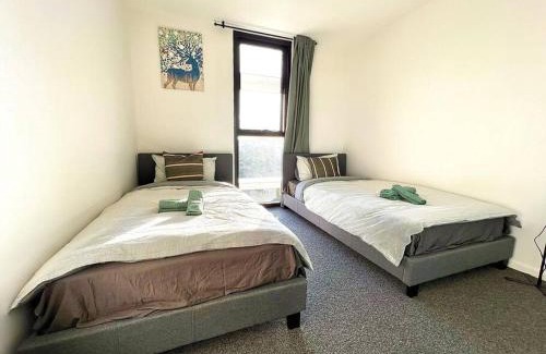 Dickson Apartment | Brand New 2B2B Apt (City, Chinatown, free Parking)