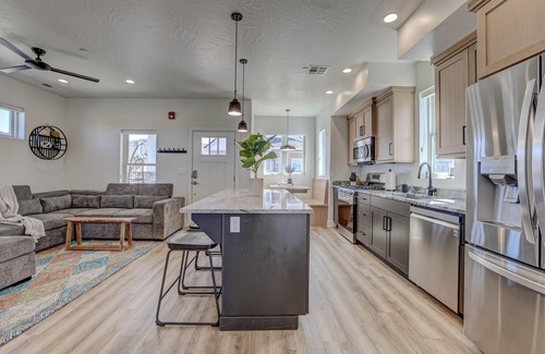 St. George House | Brand New | 3 Bed | lazy river | pool | minigolf | Q