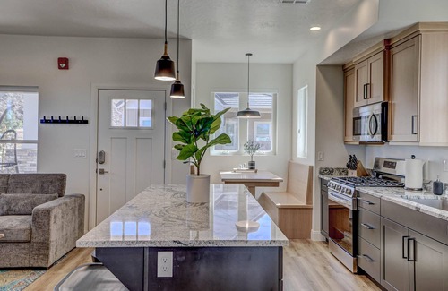 St. George House | Brand New | 3 Bed | lazy river | pool | minigolf | Q