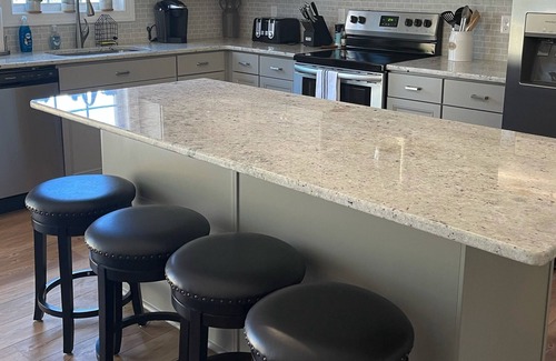 Lynchburg House | Brand New 4 Bedroom House, Pet Friendly, Huge Open Private Yard and Hot tub