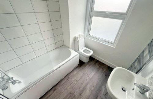Croham House | BRAND NEW 5-bedroom House - 25min to London