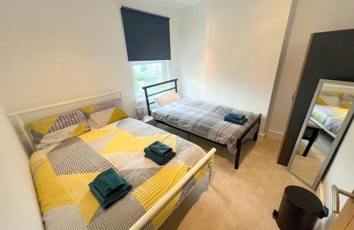 Croham House | BRAND NEW 5-bedroom House - 25min to London