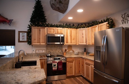 Fishhook House | Brand-new Alaskan custom home awaits you in the heart of Hatcher Pass!