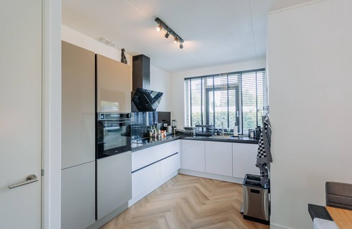 Slotervaart Villa | Brand new Bright & Luxurious 6 Bedroom /12 bed Villa in Amsterdam