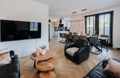 Slotervaart Villa | Brand new Bright & Luxurious 6 Bedroom /12 bed Villa in Amsterdam
