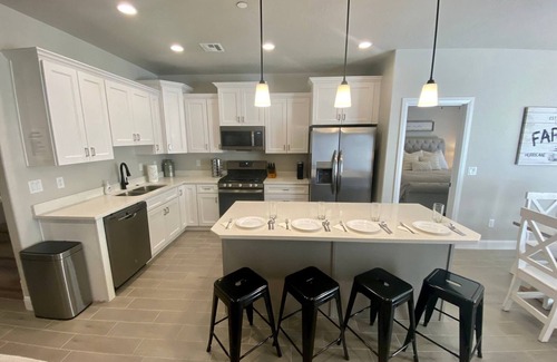 Hurricane Hotel | Brand new build 4B/3.5B in Zions Village w/Hot Tub