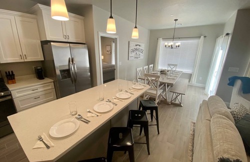 Hurricane Hotel | Brand new build 4B/3.5B in Zions Village w/Hot Tub