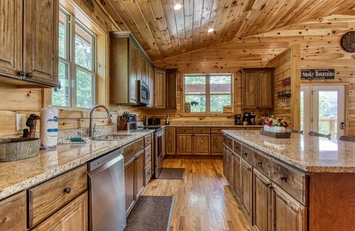 Gatlinburg Cabin | *BRAND NEW BUILD* 5 Bedroom, 5 Bath With 4,000 Sq Ft With Mountain View