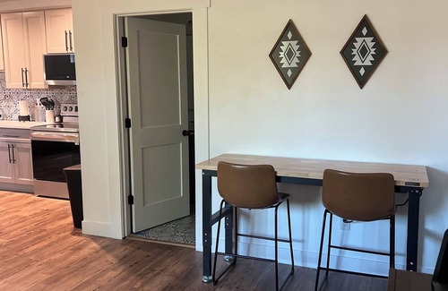 West Side Highway House | BRAND NEW bungalow AC & WiFi in Kelso, 2 parking spots, with EV Charger & Sauna