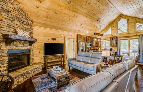 Cherry Log Cabin | Brand-new cabin with mountain views, ping-pong, Wifi, AC, & firepit