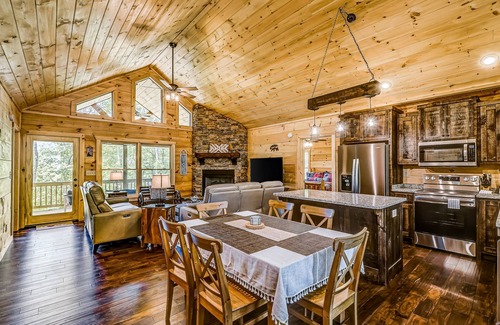 Cherry Log Cabin | Brand-new cabin with mountain views, ping-pong, Wifi, AC, & firepit
