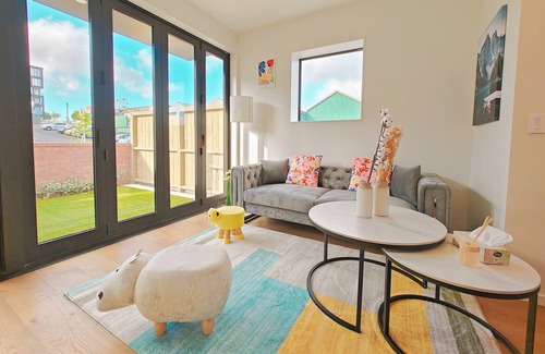 Grey Lynn House | Brand new central modern townhouse with garden and patio and free parking