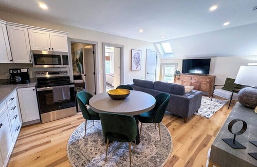 Stockbridge Apartment | Brand NEW Charming 2-bedroom apartment with WiFi, AC on Main Street Stockbridge